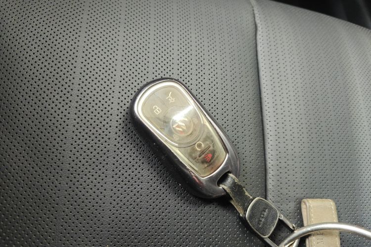 别克 君越 2024款 28T 越尊版中控内饰11