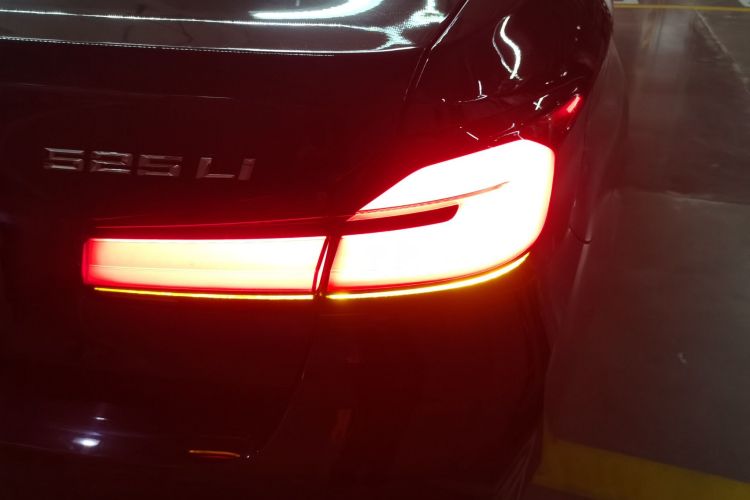 宝马5系 2022款 改款二 525Li 豪华套装车身外观9