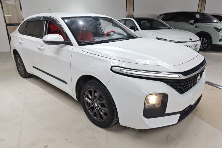 宝骏RC-5 2020款 1.5L 手动智耀精英型车身外观3