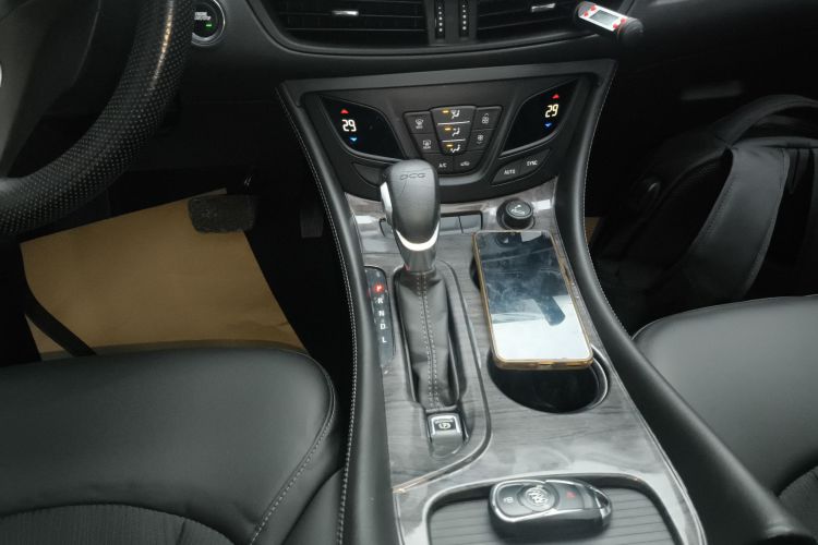 别克 昂科威 2020款 20T 两驱领先型中控内饰18