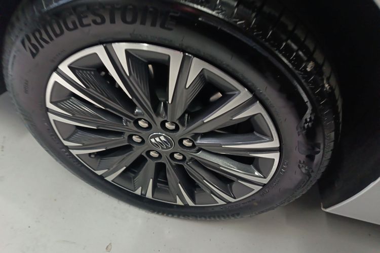 别克GL8 2025款 陆尊 尊享版车身外观6008