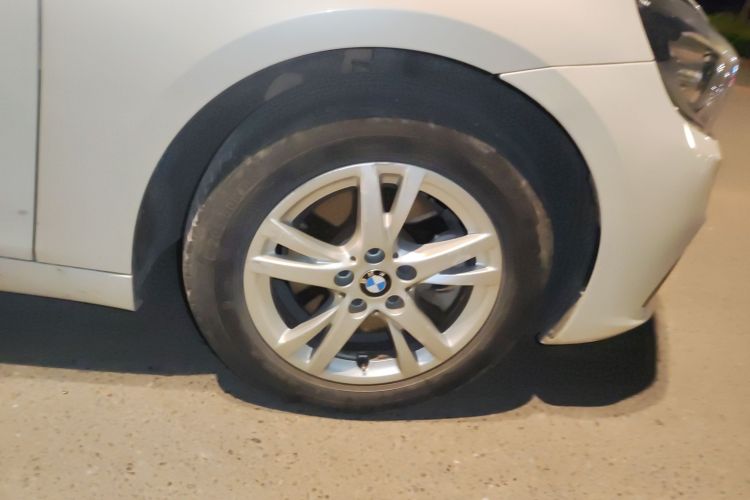 宝马2系旅行车 2016款 218i 领先型车身外观10