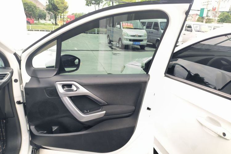 标致2008 2014款 1.6L 自动时尚版中控内饰7005