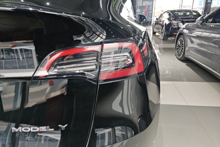 特斯拉 Model Y 2022款 后轮驱动版车身外观9