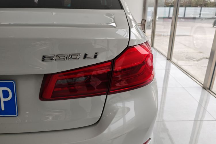 宝马5系 2020款 530Li 领先型 豪华套装车身外观9