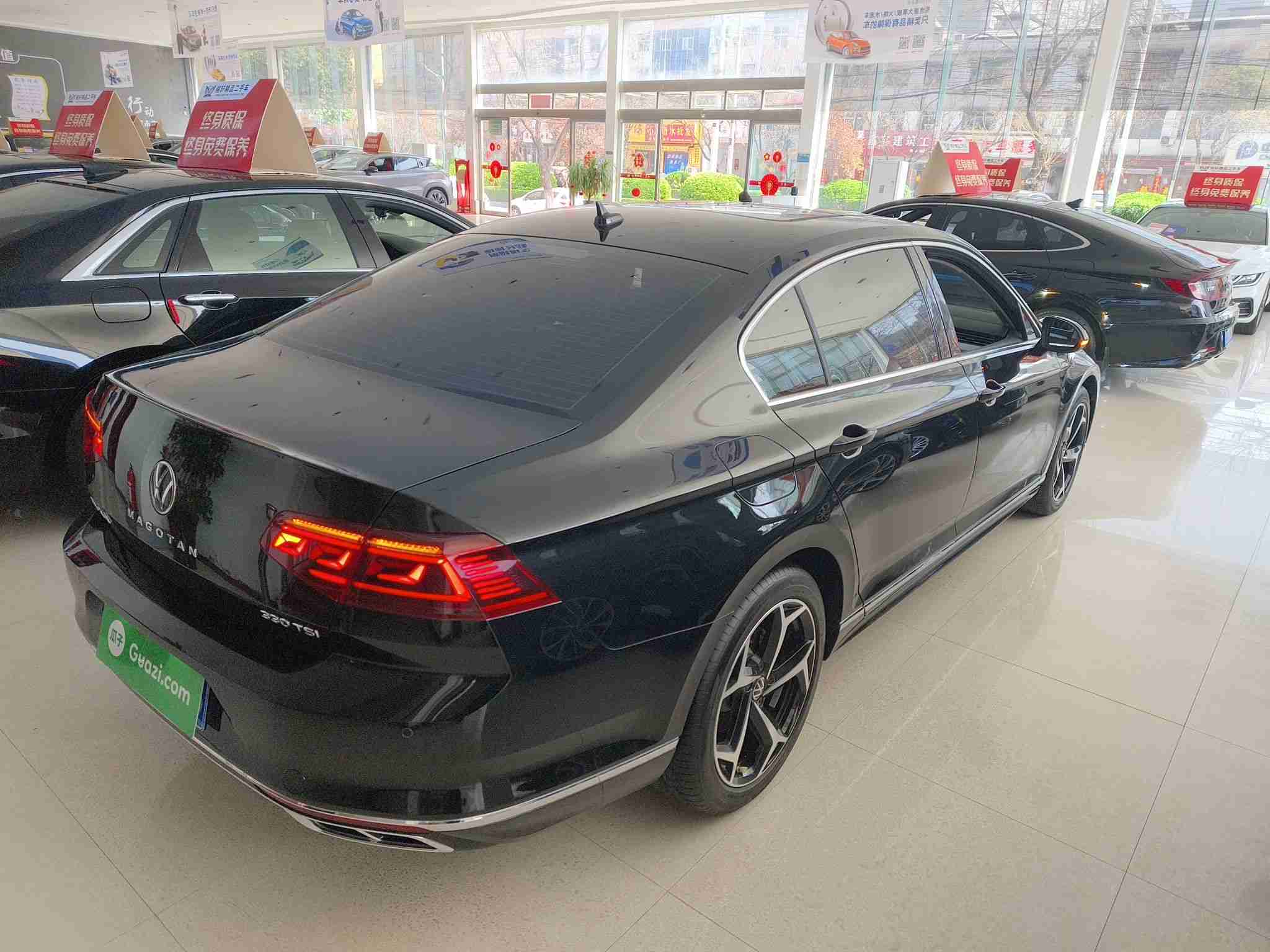 车辆右后45度外观展示