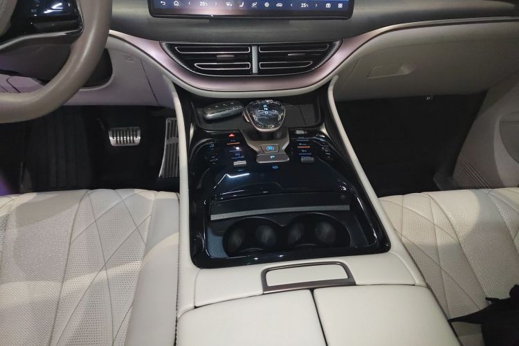 腾势D9 2022款 DM-i 970 四驱尊荣型中控内饰18