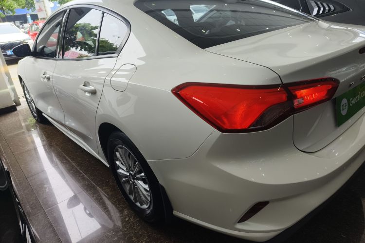 福特 福克斯 2020款 三厢 EcoBoost 180 自动锋潮型车身外观4