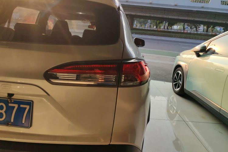 丰田 卡罗拉锐放 2022款 2.0L 精英版车身外观9