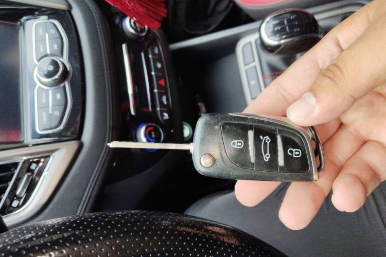 长安 逸动 2016款 XT 1.6L 手动俊酷型中控内饰11