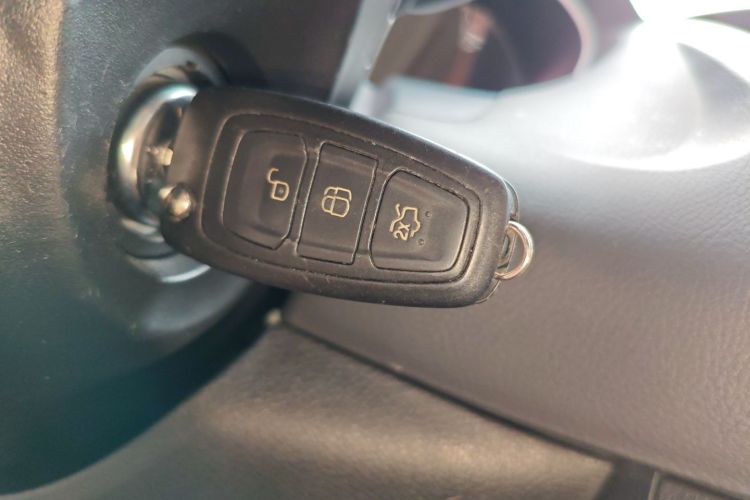 福特 福克斯 2012款 两厢 1.6L 手动风尚型中控内饰7001