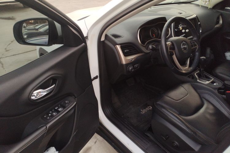 Jeep 自由光 2017款 2.0L 优越版中控内饰20