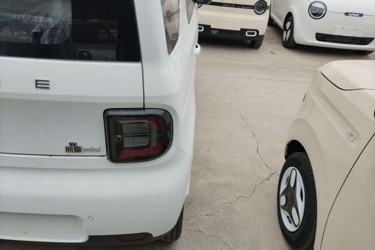 吉利银河 熊猫 2025款 210km 元气熊车身外观9