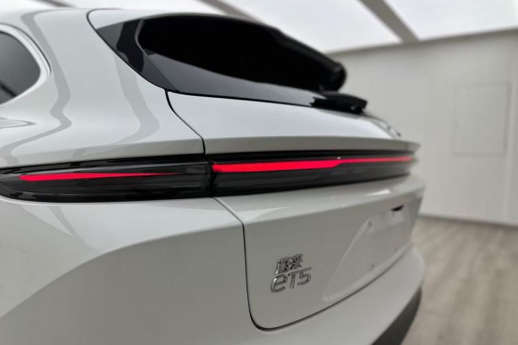 蔚来ET5T 2023款 100kWh Touring车身外观9