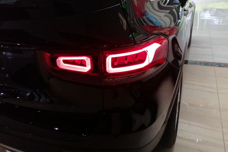 奔驰GLB 2023款 GLB 220 动感型车身外观9