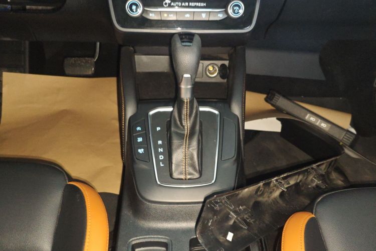 福特 福克斯 2022款 三厢 EcoBoost 180 自动竞速版中控内饰18