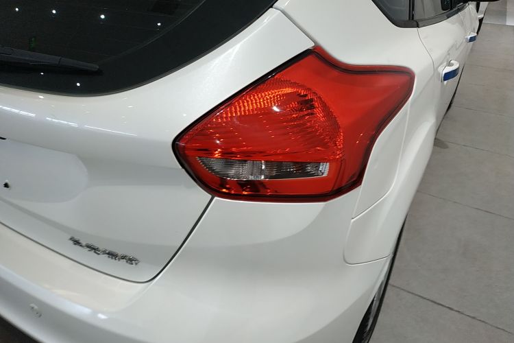 福特 福克斯 2015款 两厢 1.6L 自动风尚型车身外观9