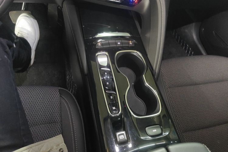 别克 2022款 改款 昂科威S 552T 两驱精英型中控内饰18