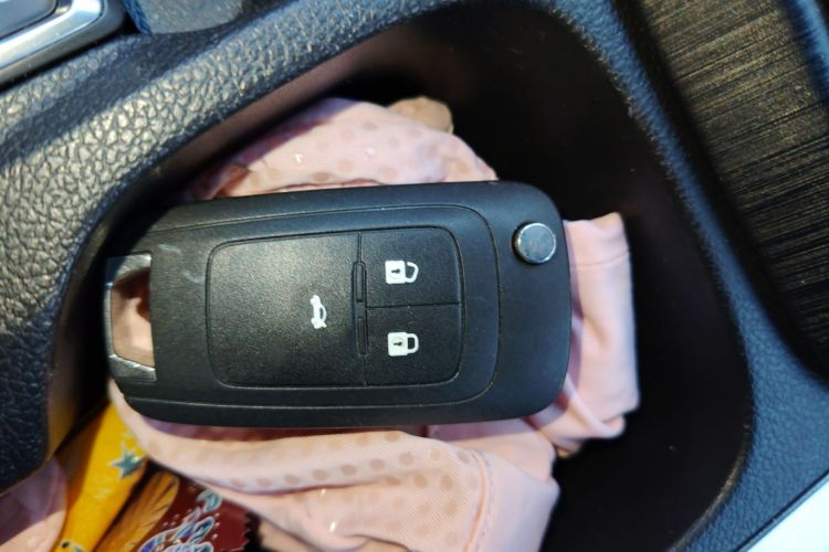 雪佛兰 科鲁泽 2023款 1.3T 轻混自动尊享版中控内饰11