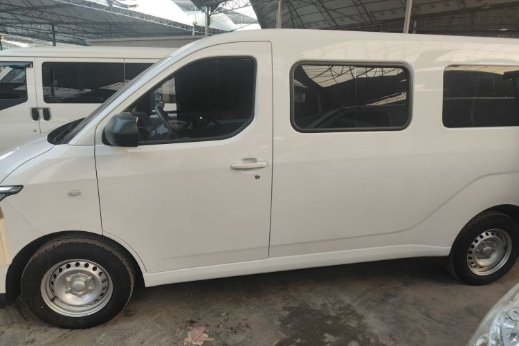 五菱汽车 五菱扬光 2024款 300KM 舒适型客车版 75kW车身外观4