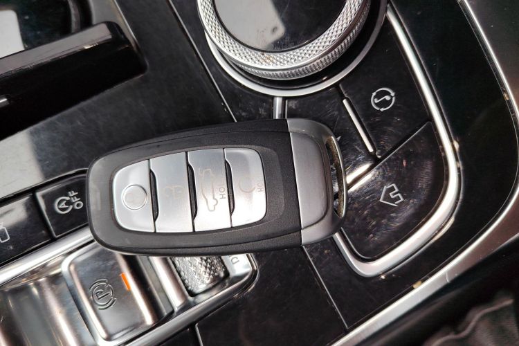 红旗H9 2020款 2.0T 智联旗畅版中控内饰11