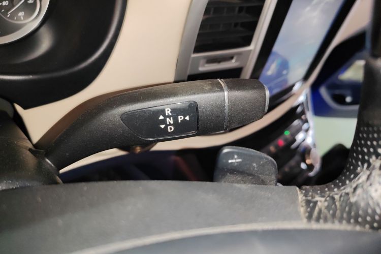 奔驰 威霆 2020款 2.0T 商务版 7座中控内饰18