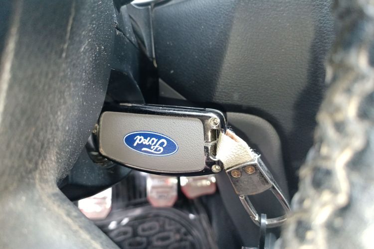 福特 福克斯 2013款 两厢经典 1.8L 手动基本型中控内饰11