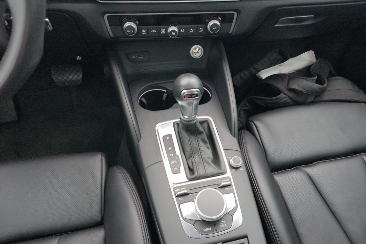 奥迪A3 2018款 30周年年型 Limousine 35 TFSI 运动型中控内饰18