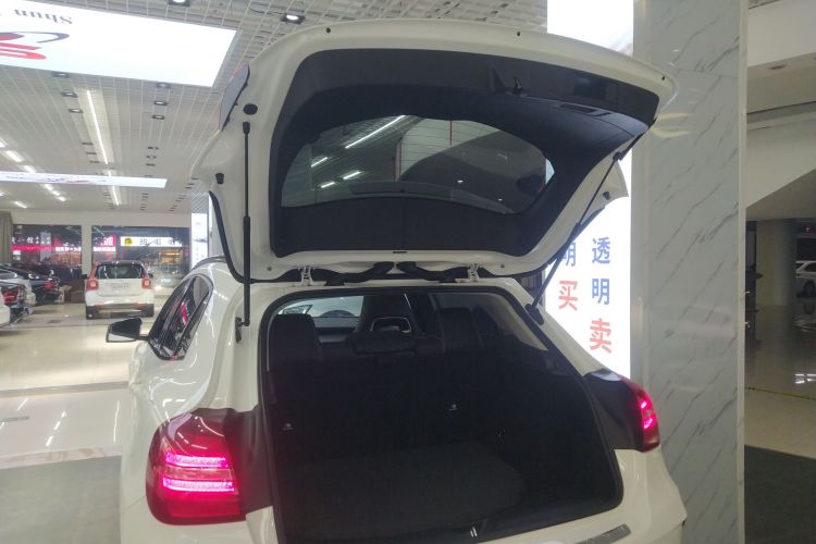 奔驰GLA 2018款 GLA 220 4MATIC 运动型机舱底盘23