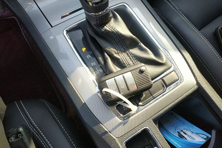 荣威RX5 2020款 20T 自动4G互联超越旗舰版中控内饰7001