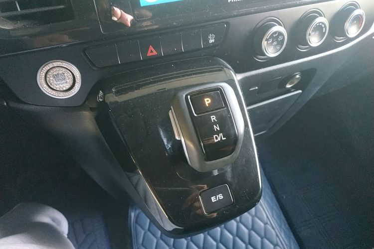 江铃福顺 2023款 2.0T 自动中轴中高顶商运型厢式运输车2/3座局部细节18