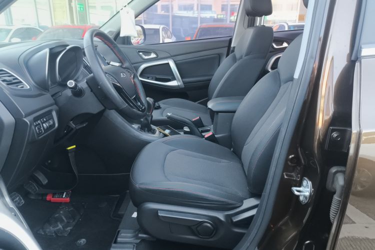 奇瑞 瑞虎5 2017款 1.5T 手动舒适版中控内饰19