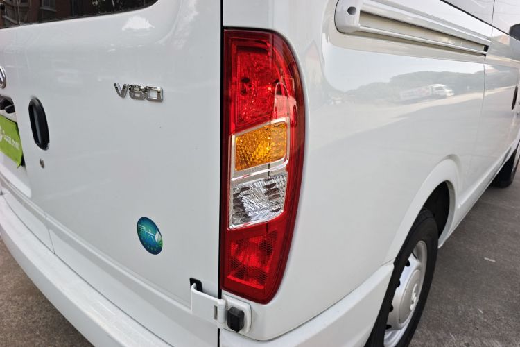 上汽大通MAXUS 新途V80 2024款 傲运通超值版 6MT 短轴超低顶127Ps 5/6座车身外观6006