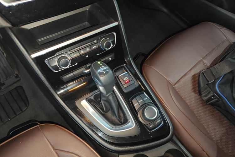 宝马2系旅行车 2019款 218i 时尚型局部细节18