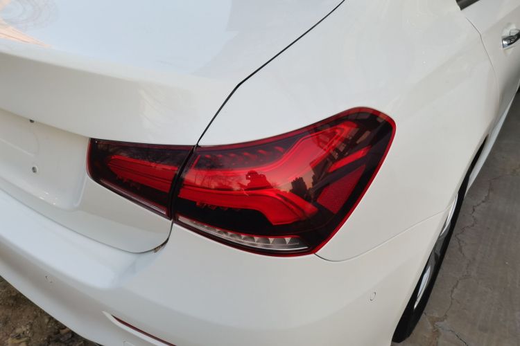 奔驰A级 2021款 A 200 L 运动轿车时尚型车身外观9