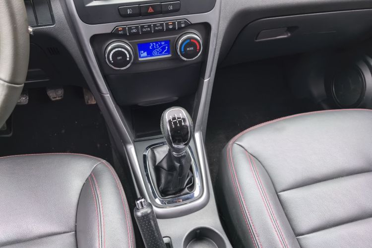 奇瑞 瑞虎3 2015款 1.6L 手动智尚纪念版中控内饰18