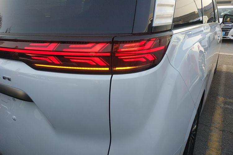 腾势D9 2022款 DM-i 970 四驱尊荣型车身外观9