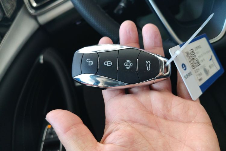 红旗H5 2025款 2.0T 自动旗领版中控内饰11