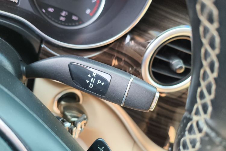 奔驰V级 2016款 V 260 领航版中控内饰18