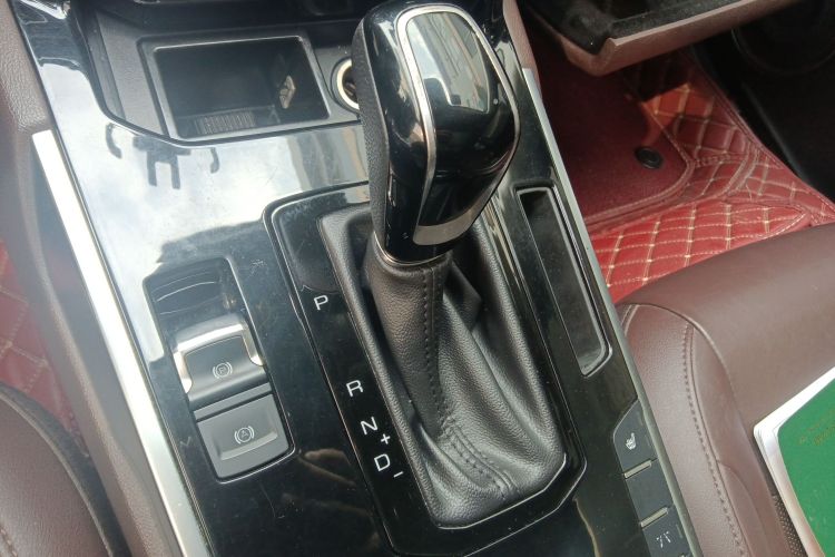 魏牌 VV7 2017款 2.0T 旗舰型中控内饰18