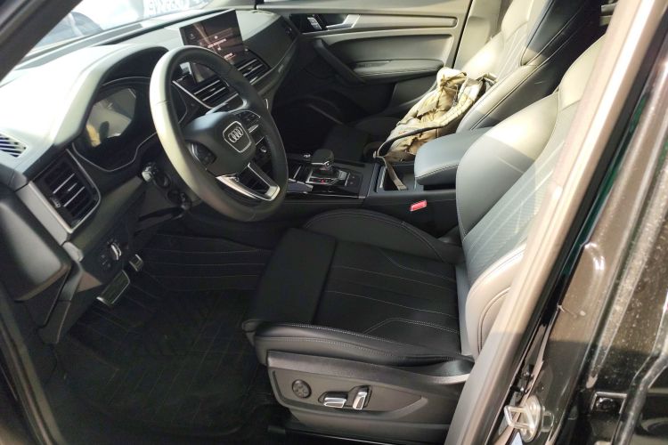 奥迪Q5L 2025款 40 TFSI 豪华动感型中控内饰19