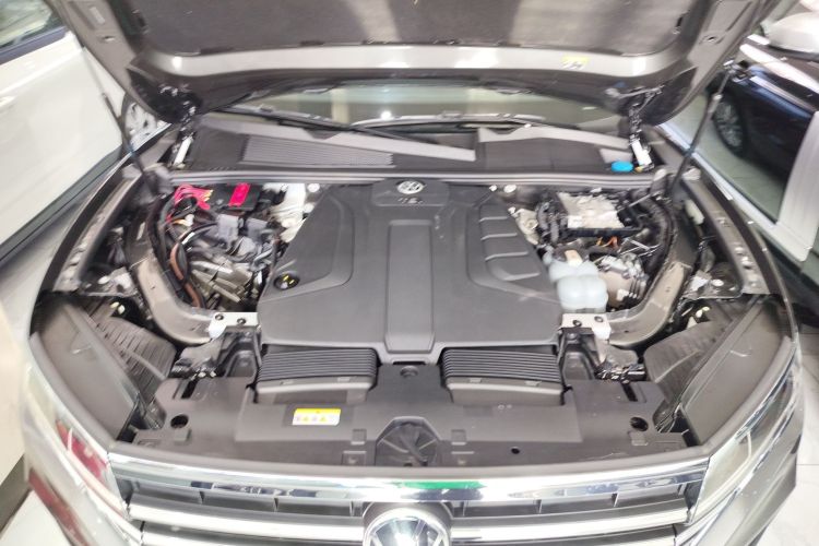 大众 途锐 2021款 2.0TSI 领航特别版机舱底盘24