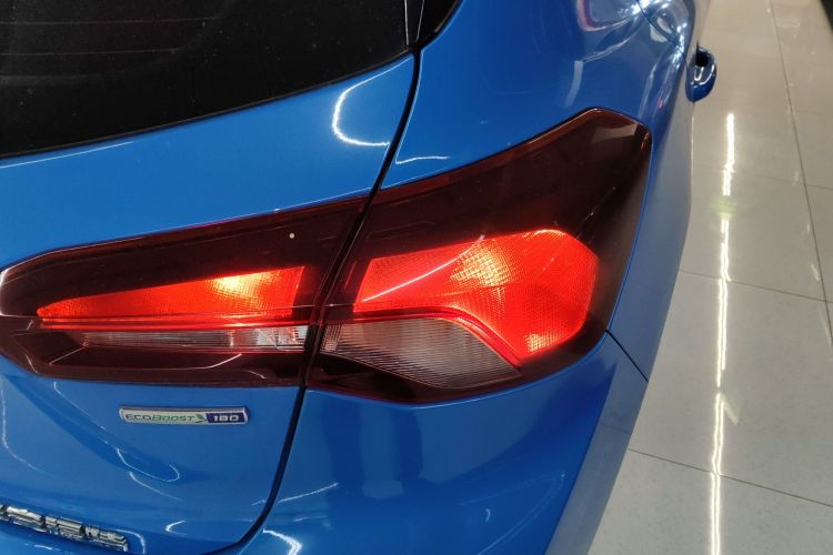 福特 福克斯 2022款 两厢 EcoBoost 180 自动竞速版车身外观9