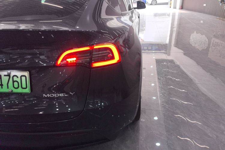 特斯拉 Model Y 2024款 后轮驱动版车身外观9