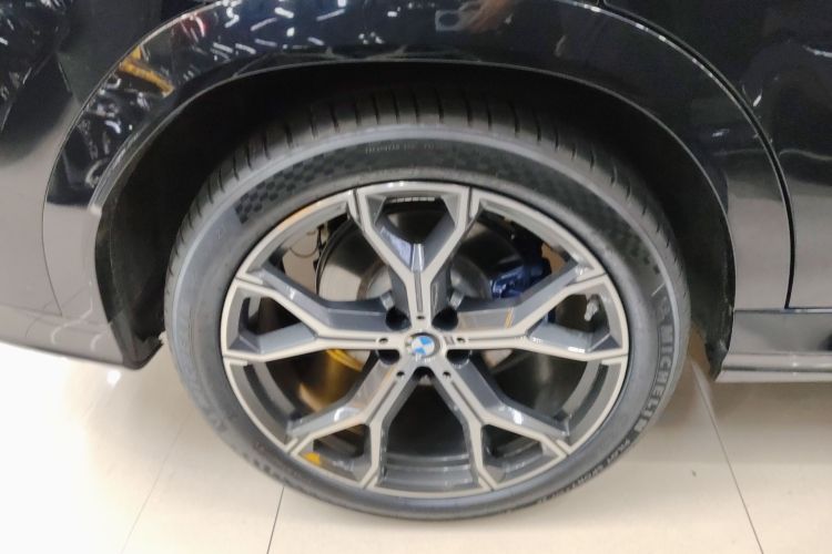 宝马X6 2023款 xDrive40i 尊享型 M运动套装车身外观6008