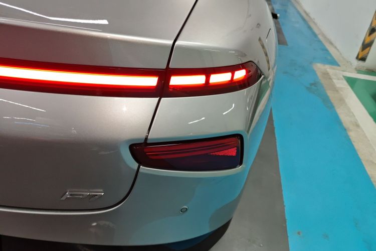 小鹏P7 2022款 480E车身外观9