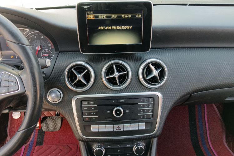 奔驰A级(进口) 2017款 改款 A 200 动感型中控内饰16