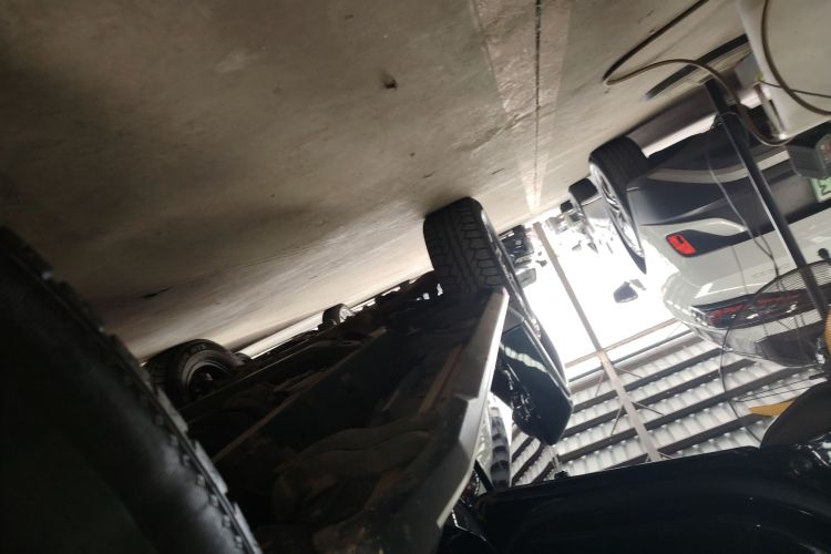 北京BJ40 2019款 PLUS 2.3T 自动四驱尊享版 国VI机舱底盘30