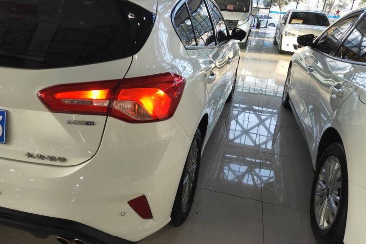 福特 福克斯 2021款 两厢 EcoBoost 180 自动锋潮型车身外观9