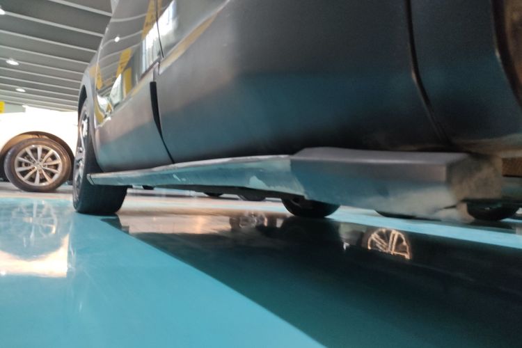 标致4008 2017款 380THP 精英版机舱底盘30